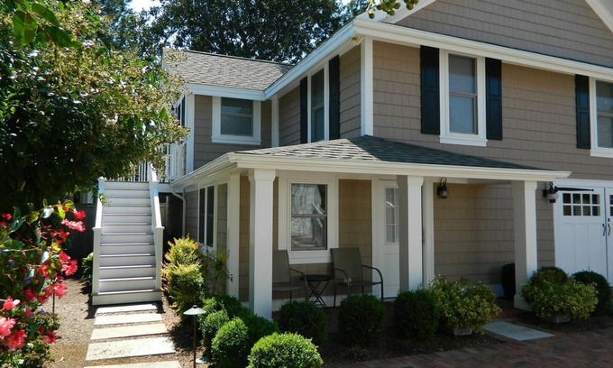 Country Club Estates Apartment | Charming 2-Bedroom Garage Apartment w/Deck, Shared Laundry & Outdoor Shower