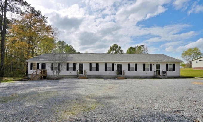 Roanoke Rapids Apartment | Charming 2-bedroom apartment near Lake Gaston and Roanoke Rapids Lake, shopping