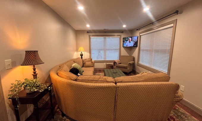 West Jefferson House | Charming 2-bedroom house in downtown West Jefferson! Amazing location!