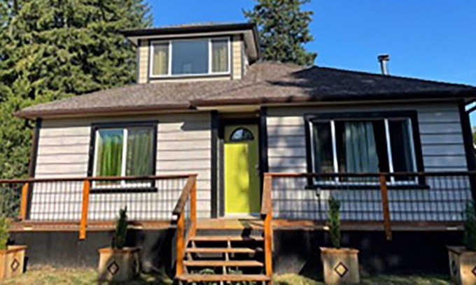 Honeymoon Bay House | Charming 2-bedroom home near lake and town (30 day minimum stay)