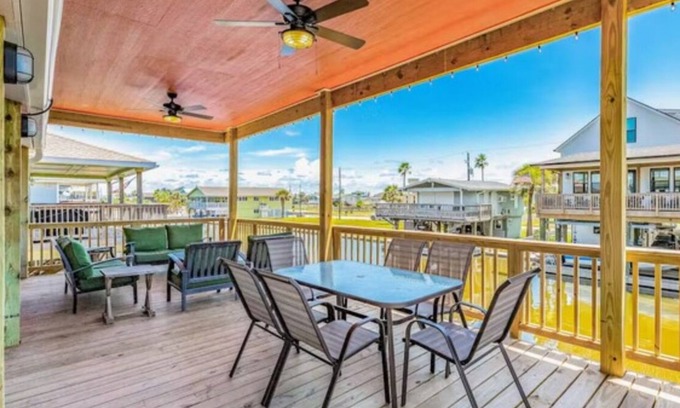 Galveston House | Charming 2-bedroom cottage on the canal in Jamaica Beach.