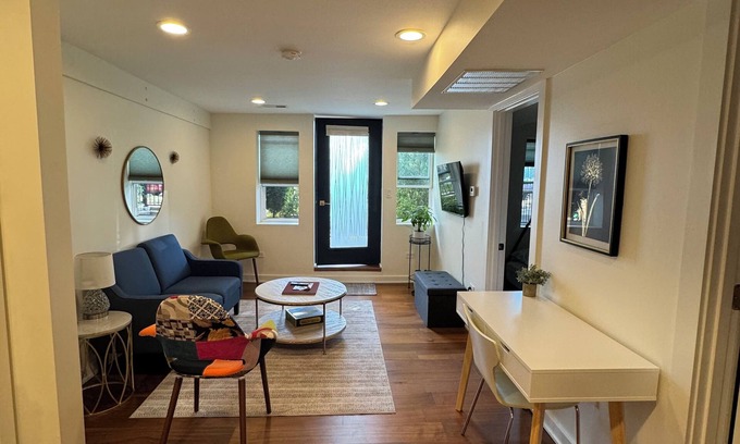 Bridgeport Apartment | Charming 2-bedroom 1 bathroom with plunge pool, new gazebo @ Bridgeport Chicago