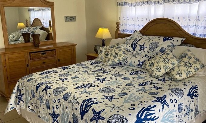 Englewood South Condo | Charming 2-bedroom 2 bathroom condo 2.5 ml from Englewood beach with WiFi, AC