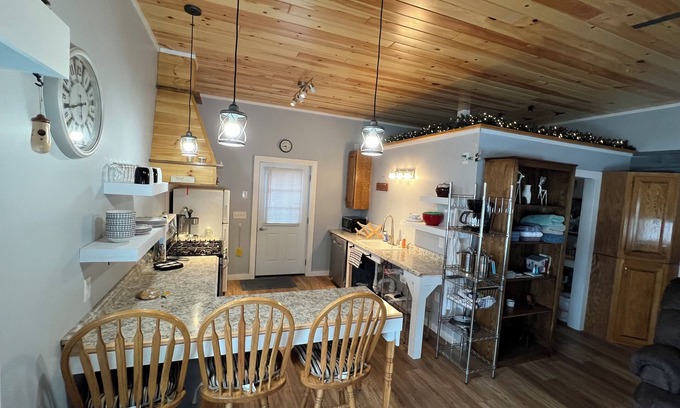 Town of Macomb Apartment | Charming 2-bedroom apartment with AC, WiFi in pleasant De Peyster