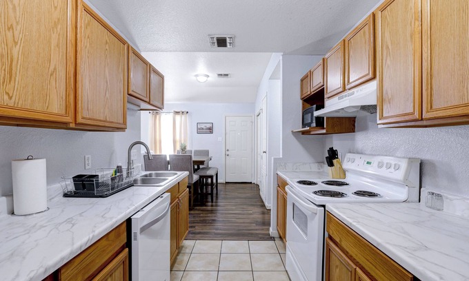 North San Antonio - SAT Apartment | Charming 2-bedroom apartment with WiFi and AC in delightful San Antonio