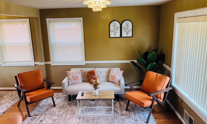 Northeast House | Charming 2-bedroom and 1 bathroom townhome in welcoming Washington with AC