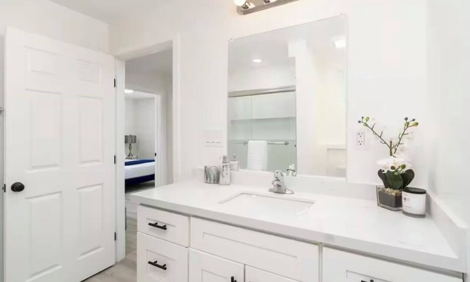 City Heights Apartment | Charming 2-bedroom apartment with WiFi, with gated parking in San Diego!