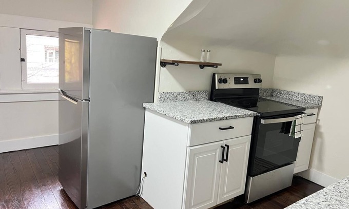 University District Apartment | Charming 2-bedroom apartment close to The OSU, Wexner Medical center
