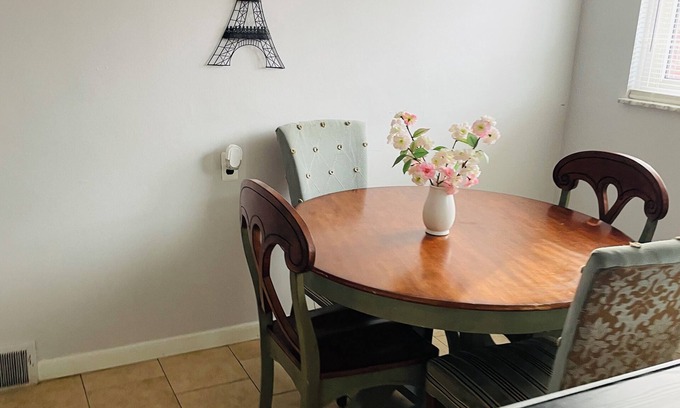 Oak Park Apartment | Charming 2-bedroom apartment with WiFi, AC in Oak Park