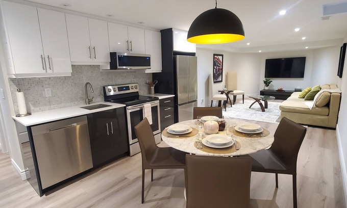 Vaughan Apartment | Charming 2-bedroom apartment with WiFi, AC in fabulous Vaughan