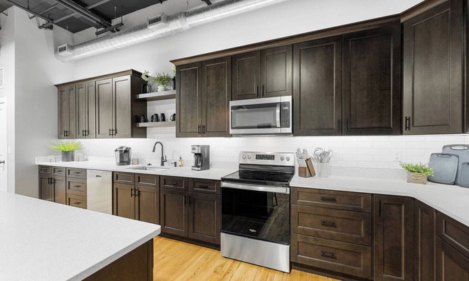 Salina Apartment | Charming 2-bedroom apartment with WiFi, AC in delightful downtown Salina