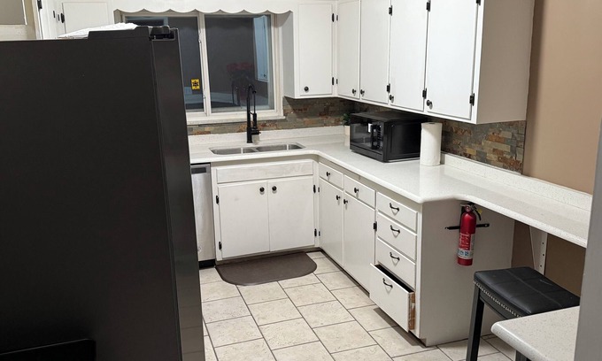 Ottawa Apartment | Charming 2-bedroom apartment in fabulous Toledo with AC, WiFi