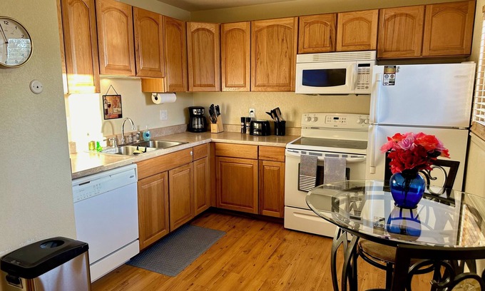 Cheyenne Apartment | Charming 2-bedroom apt just 10 mins from Frontier Park, Cheyenne with AC, WiFi