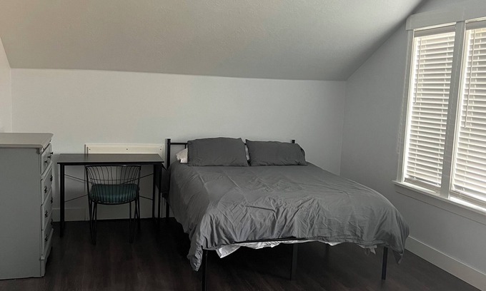 Creswell House | Charming 2-bedroom attached apartment with AC, WiFi in adorable Creswell