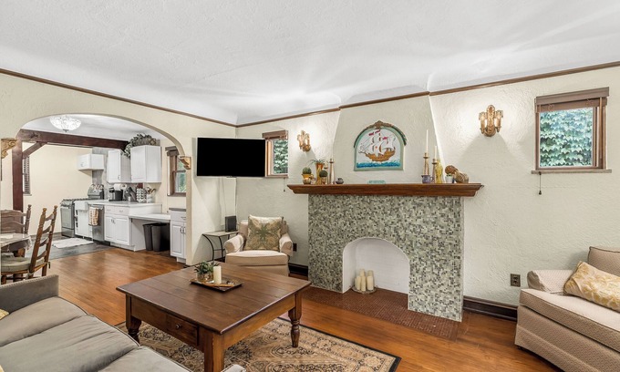 Hazel Park House | Charming 2-bedroom bungalow with WiFi, AC in Hazel Park