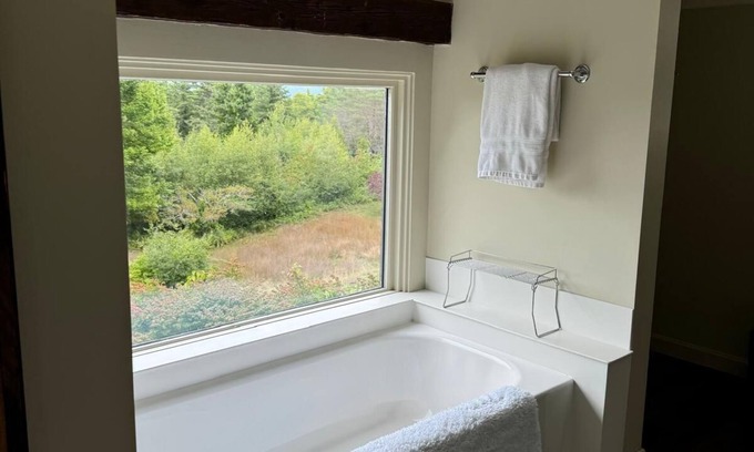 Meadows House | Charming 2-bedroom barn in Northfield with WiFi and AC