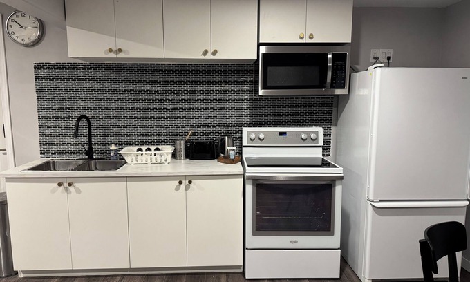 Northwest Edmonton House | Charming 2-bedroom basement unit in Edmonton with WiFi and AC in suit