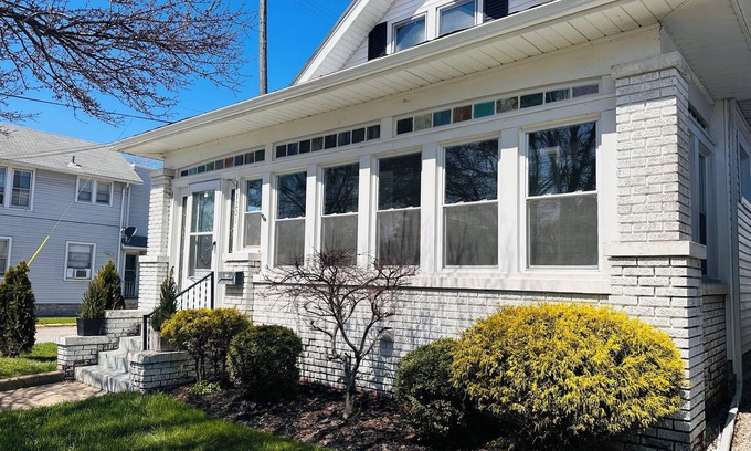 Sandusky House | Charming 2-bedroom Boho Cottage in Sandusky, less than 5 min. from Cedar Point!