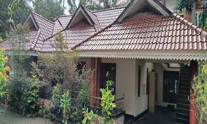 Mavelikara House | Charming 2-bedroom bungalow in Ennakkad with WiFi and AC
