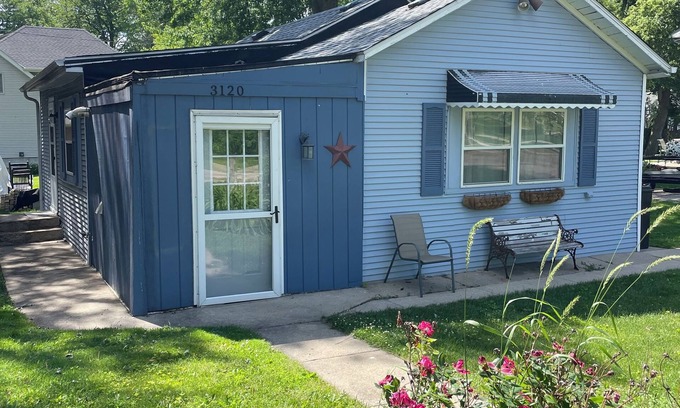 Browns Lake Cottage | Charming 2-bedroom cottage with parking in Burlington. Access to private beach!