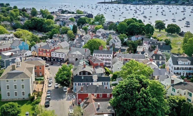 Marblehead Condo | Charming 2-bedroom condo with parking in Old Town Marblehead, minutes to Salem