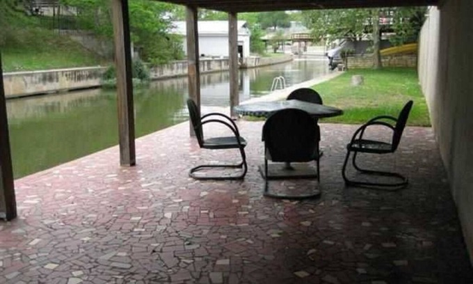 Kingsland Cabin | Charming 2-bedroom cabin in Kingsland with boat lift, lake access, WiFi and AC