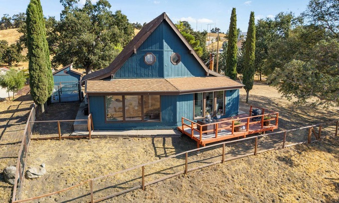 Stallion Springs Cabin | Charming 2-bedroom cabin with AC and WiFi with Incredible Views