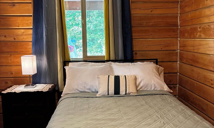 Hoonah Cabin | Charming 2-bedroom cabin with AC, WiFi in tranquil Hoonah