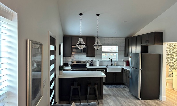 Carmichael Cottage | Charming 2-bedroom cottage with AC and WiFi in welcoming Fair Oaks