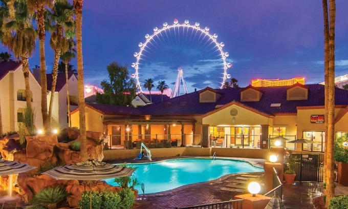 Las Vegas Condo | Charming 2-bedroom condo steps away from the Las Vegas Strip