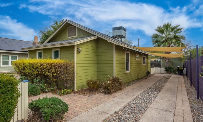 Glendale Cottage | Charming 2-Bedroom Cottage in Glendale with WiFi and AC