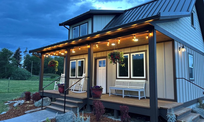 Sequim Cottage | Charming 2-bedroom cottage with Wifi and a mountain view.
