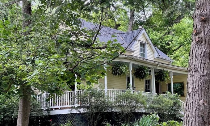 Boyce Cottage | Charming 2-bedroom cottage with WiFi, AC in delightful Boyce