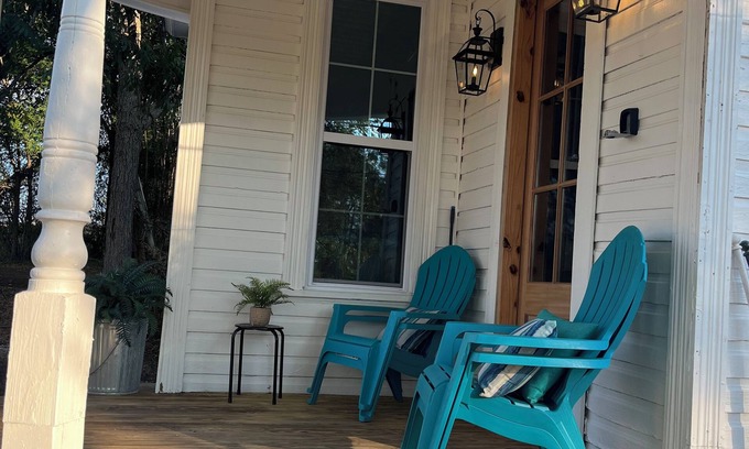 Robeline House | Charming 2-bedroom country cottage with 2 bedrooms and WiFi.