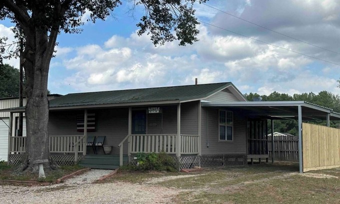 Brookeland Cabin | Charming 2-bedroom fishing cabin located near Lake Sam Rayburn