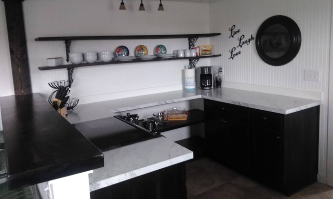 Ralston House | Charming 2 Bedroom Farmhouse