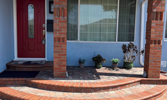 Compton House | Charming 2-bedroom front house with WiFi and free parking