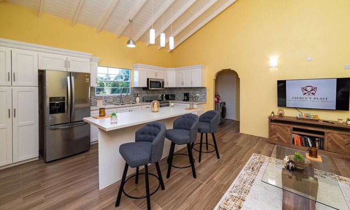 The Lime Apartment | Charming 2-bedroom apartment with WiFi, AC in The Lime