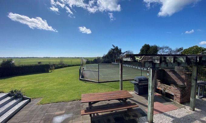 Pukehina House | Charming 2-Bedroom Guest House with Tennis Court near Beach