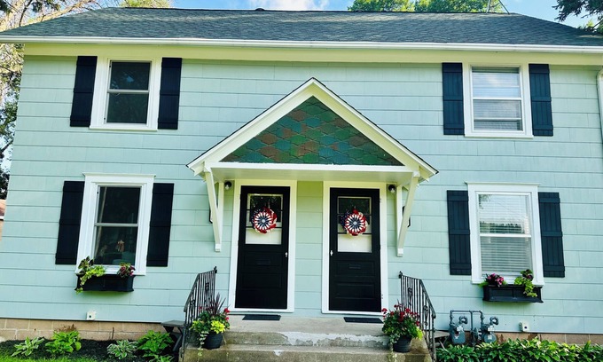 Clear Lake House | Charming 2-bedroom house, Walk to tranquil Clear Lake