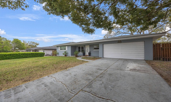 Clearwater House | Charming 2-bedroom house with WiFi, AC and 2 car garage in delightful Clearwater