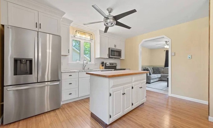 Waterbury House | Charming 2-bedroom house with WiFi, AC in lovely Waterbury/beautiful backyard