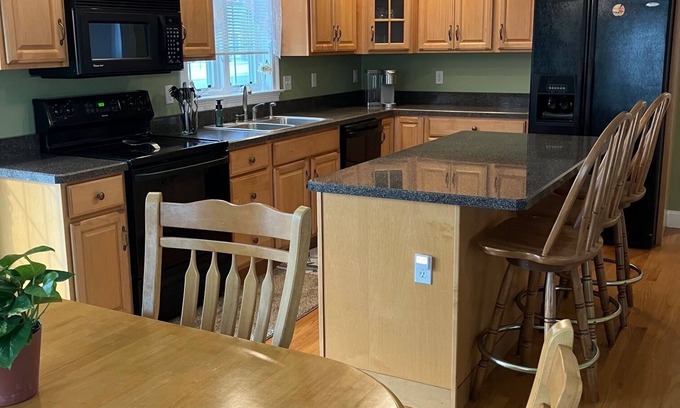 Westbrook Center House | Charming 2-bedroom house with AC and WiFi in Westbrook