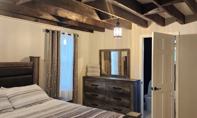Woodstock House | Charming 2-bedroom house with WiFi, AC in fabulous Woodstock