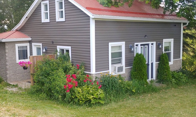 Ashfield-Colborne-Wawanosh House | Charming 2-bedroom house with AC, WiFi in welcoming Goderich