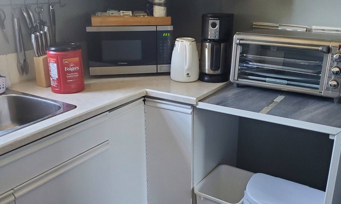 Southwest Mission House | Charming 2-bedroom house in beautiful Kelowna with WiFi, AC