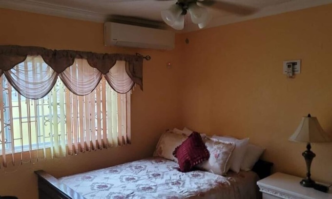 Salt Gut House | Charming 2-bedroom house in marvelous Boscobel with WiFi, AC