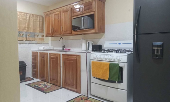 Portmore House | Charming 2-bedroom house in Portmore with WiFi, AC