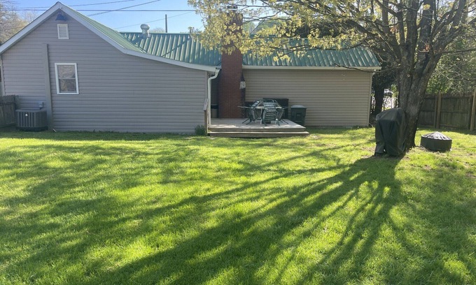 Abingdon House | Charming 2-bedroom house in Abingdon with a private backyard, grill and firepit.