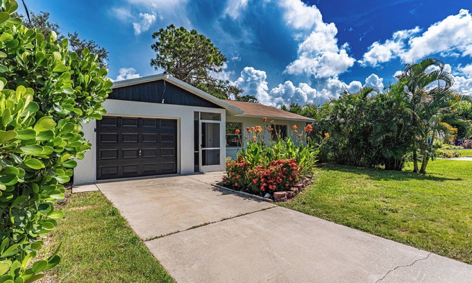 Vamo House | Charming 2-bedroom house in welcoming Sarasota with AC